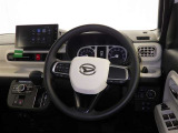 運転席まわりです。 各操作スイッチは使いやすい位置に配置されてます。