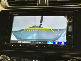 リバースギアに入れるだけで後方の表示へ切り替わります。夜間や雨の日の駐車も楽になりますよ。