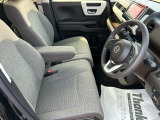 乗り心地の良いフロントシートです。足回りも広々としておりますので、長時間の運転も疲れづらいですよ。