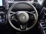 ハンドル左側にはオーディオ操作が出来るオーディオリモートコントロールスイッチ、右側にはHonda SENSINGとオートクルーズコントロールのスイッチを装備!