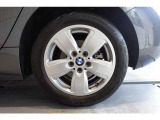 【BMWアロイホイール】軽量かつ強度に拘ったアロイホイール。走行性能ポテンシャルを引き出す設計。タイヤのサイドウォールが強化されたランフラットタイヤは、パンク時にタイヤがつぶれてもリムから外れません。