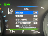 【レーントレーシングアシスト】高速道路走行時、車線からはみ出しそうになるとレーンの中央を走るようにステアリング操作をアシスト。より安全な運転をサポートしてくれます!