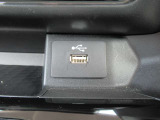 運転席そばにUSBソケットがあります♪♪ここでスマホの充電できちゃいます♪♪