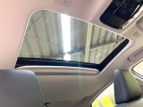【サンルーフ】ボタンひとつで開閉可能!開放感たっぷりのサンルーフが装着されています!車内に明かりを取り入れたり景色を楽しむ以外にも、よどみがちな車内の空気も簡単に換気できて快適です!