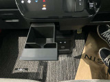 前席中央部にドリンクホルダーあります♪運転中でも手が届きやすい位置にあって使い易いです♪