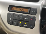 【オートエアコン】一度お好みの温度に設定すれば、車内の温度を検知し風量や温度を自動で調整。暑い&hellip;寒い&hellip;と何度もスイッチ操作をする必要はありません。快適な車内空間には必須の機能ですね♪