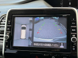 真上から見下ろすような映像で、車庫入れや縦列駐車時に、自車と駐車位置の関係をひと目で確認でき、スムースな駐車をサポート。動く物を検知してお知らせすることで、発進時の安全確認もサポートします。