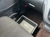 助手席シートの下に、便利な前後スライド式のアンダーボックスを装備。運転用の替え靴や、車内に常備したいこども用品、着がえた服などを収納できます