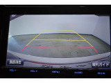バックモニター付き。車両後方の映像が画面に表示されるので、車庫入れが苦手な人も安心です。ただし、目視確認もお忘れなくお願いいたします。
