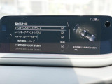 こちらのお車には先進安全装備が多数搭載されています。衝突被害を回避あるいは軽減するためのブレーキや、後方死角からの接近警報、車線逸脱を防止する警報装置など、詳しくはスタッフまでお尋ねください。