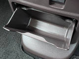 足元には便利なセンターロアボックスを設置。車内を整理しやすく、使い勝手の良さが魅力です。