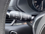 レバーをAUTOの位置にしているとき、レインセンサーが雨を感知すると、雨量に応じてワイパーが自動で作動してくれるオートワイパーを装備!設定変更で非作動にすると、間欠作動に固定されます。