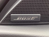 BOSEサウンドシステムを搭載。「良い音を出す」ではなく、その車種のごとに特徴を計算(車種専用設計)し、「反響音」を作り出すことによってどの座席でも自分中心で音が聴こえ、「心地よい空間」を作り出します。