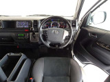 ウッド調と革巻きステアリングで快適な操作性の運転席です。