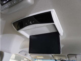 【リア席モニター】ナビゲーションと組み合わせることで、走行中でも後席ではテレビやDVDを楽しめます。