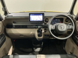 使いやすいレイアウトのダッシュボード周辺です。オートエアコンや小物入れなど嬉しい装備が満載です。