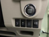 電子カードキーをポケットやバッグの中に入れておいたままでも、ブレーキを踏みながらボタンを押すだけで、スマートにエンジンスタートできます♪
