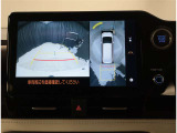 バックモニター付き。駐車の際のサポートとなり、必須アイテムのひとつですよね。それでも、バックする際は必ずご自身の目で確認をしてください。パノラミックビューで上から見下ろした視点でも確認できます!