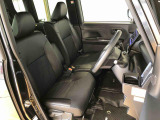 運転席の座面高さを調整できるシートリフターが付いています。フロントシートはベンチシートを採用で、座面も広く使い勝手もいいですよ♪