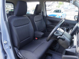【清潔感のある運転席&助手席】隅々までクリーニングの行き届いた運転席&助手席。目立ったシミや汚れ等もございません。