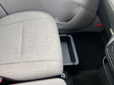 助手席にはアンダートレイも備えちょっとした収納に便利です。