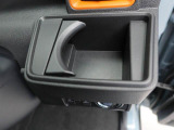【カップホルダー】エアコン吹き出し口下部に設置されていますので使いやすさバッチリ!運転席から手の届くちょうどの位置です!