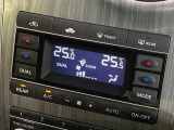 【左右独立型フルオートエアコン】運転席と助手席でそれぞれお好みの温度に設定可能。同乗者にも配慮した、快適な空調をお届け致します。
