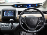 運転にかかわる様々な操作を安全に行えるように視点移動が少なく、操作性に配慮されたスイッチ類が凝縮されたコクピットです。