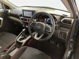 運転席周りのレイアウトをご覧ください。ナビゲーションが綺麗に装着されすっきり収まってますね!