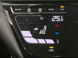 【オートエアコン】一度お好みの温度に設定すれば、車内の温度を検知し風量や温度を自動で調整。暑い&hellip;寒い&hellip;と何度もスイッチ操作をする必要はありません。快適な車内空間には必須の機能ですね♪