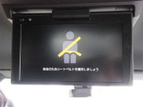 【後席モニター】リア席の人のためのモニターです!走行中でもDVD、テレビが見られるので、ナビ画面では地図を表示しながら後席モニターではエンターテイメントを楽しむなんてこともできちゃいますよ☆