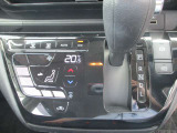 ★オートエアコン★温度設定だけで車がいつも快適に自動調整します♪風量や吹き出し口も自動で行われます。もちろんお好みの設定にも調整可能です♪