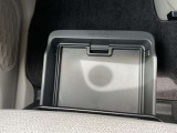 助手席下部にサンダル等小物が入るシートアンダートレー収納BOXが有ります。