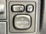 【電動格納ミラー】サイドミラーは電動格納式となっており、狭い駐車場でもキズがつくリスクを抑えられます。