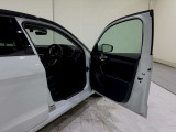 ご納車前には弊社グループの認証工場にて、専門スタッフによる100項目の点検・整備を実施いたしております。