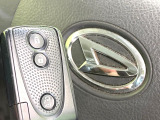 【キーフリーシステム】カバンやポケットに入れたままでもドアの施錠・解錠が可能なスマートキーを装備。エンジンのオン・オフ時もカギを取り出す必要が無いからとっても便利です♪
