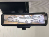 【インテリジェント ルームミラー】車両後方のカメラ映像をミラー面に映し出すので、車内の状況や、天候などに影響されずいつでもクリアな後方視界が得られます!