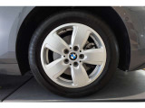 【BMWアロイホイール】軽量かつ強度に拘ったアロイホイール。走行性能ポテンシャルを引き出す設計。タイヤのサイドウォールが強化されたランフラットタイヤは、パンク時にタイヤがつぶれてもリムから外れません。