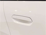 【デザインとの融合】BMWデザイナーが創り出したボディデザインを損なう事のない様に配置とデザインに拘っています。ドアノブについてもBMWの拘りに妥協はありません。