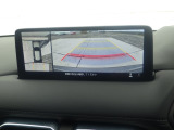 狭い場所での駐車やすれ違いなどでより的確な運転操作に役立つ360&deg;ビューモニターが装備されています。
