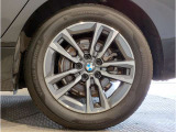 【BMWアロイホイル】軽量かつ強度に拘ったアロイホイル。走行性能ポテンシャルを引き出す設計。車の足元を引き締めてくれる大きなポイントはアロイホイルです。