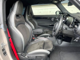 ●前席:ゆったりとしたドライバースペースで、長時間の運転でも快適にお過ごしいただけます。