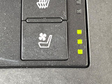 【シートヒーター&ベンチレーション】夏場は涼しい風でお尻や背中の熱やムレを防ぎ、冬はエアコンよりも早く温まってポカポカに!季節を問わず快適に過ごせます。