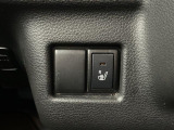 【シートヒーター】シートを温めてくれる暖房機器です。長時間座っていると負担が掛かりやすい背中や腰、または冬場などの寒い日に冷えやすい脚部に快適なぬくもりを伝えます。