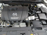 「SKYACTIV-G(ガソリン)」は、規格外の高圧縮を実現し、世界のエンジン技術者に驚きを与えました。さらに、それを維持したままノッキングの発生を抑え、熱効率を向上、走りにも寄与したエンジンです。