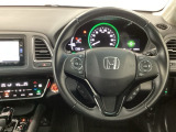 【ハンドル】運転にかかわる様々な操作を安全に行えるように視点移動が少なく操作性に配慮されたスイッチ類が凝縮されたコックピットです。