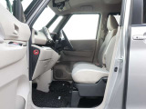《運転席・助手席》運転席の足もともゆったりで長距離ドライブでも快適に★