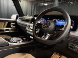 手にした瞬間に伝わるMercedes Benzの鼓動。緻密に設計されたステアリングが、走りのすべてをドライバーの意思と直結させる。握るたびに高揚が高まる、特別な一本。