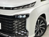 【三眼LEDヘッドライト】スタイリッシュな見た目の三眼LEDヘッドライトを装備♪スタイルだけでなく、夜間の走行も視界良好で安心してお乗りいただけます。