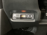 ハンドルの左下にETCがついています。高速道路の料金所の通過も楽々です。 カードの取り出しもしやすい場所についています。